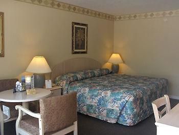 Econo Lodge Inn & Suites Нью-Порт-Ричи Экстерьер фото